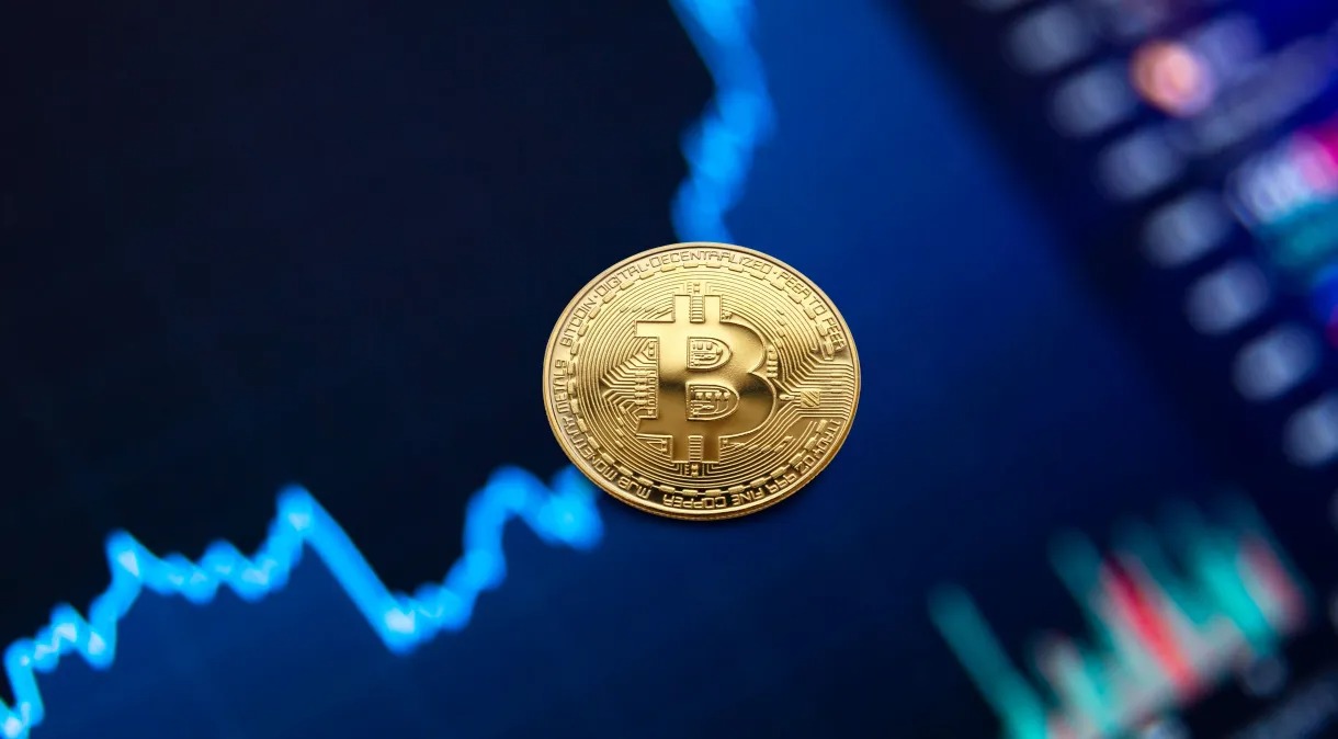 Read more about the article Bitcoin Atinge Maior Valor em 18 Meses impulsionado por Expectativas de Juros Mais Baixos e Atenta às Regulações